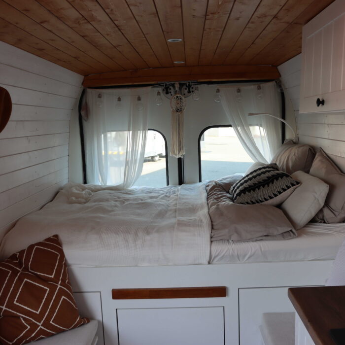 Přestavba-dodávky-na-obytný-vůz-pro-moniku-leovou-3_optimized