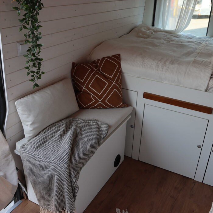 Přestavba-dodávky-na-obytný-vůz-pro-moniku-leovou-4_optimized